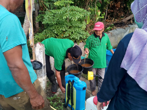 Pencampuran bahan pupuk oleh Kasi Pemberdayaan Desa Sendangsari