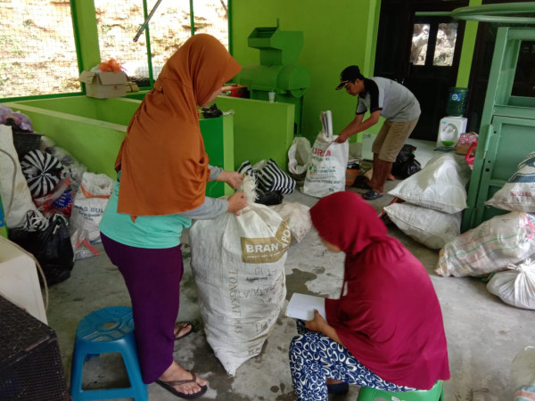 Pengurus melaksanakan penimbangan dan pencatatan