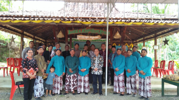 Tim Verifikasi Desa Budaya foto bersama dengan Pengurus Desa Budaya Sendangsari