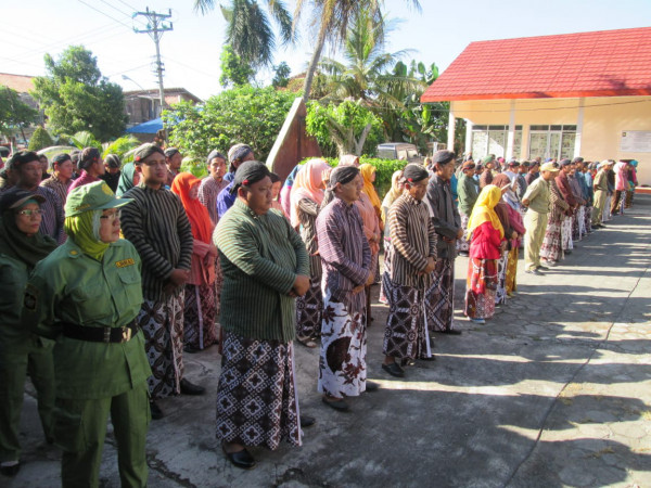 Peserta Upacara Bendera mengikuti dengan tertib