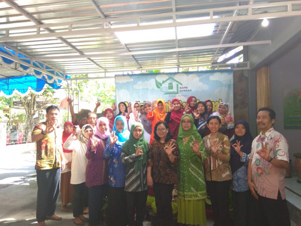 Foto bersama Tim Juri dengan Pengurus Bank Sampah Serang Bersinar