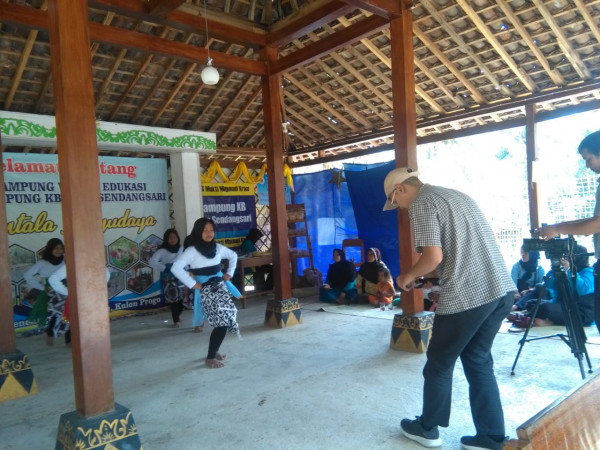 Suasana Pengambilan Gambar Latihan Tari Angguk