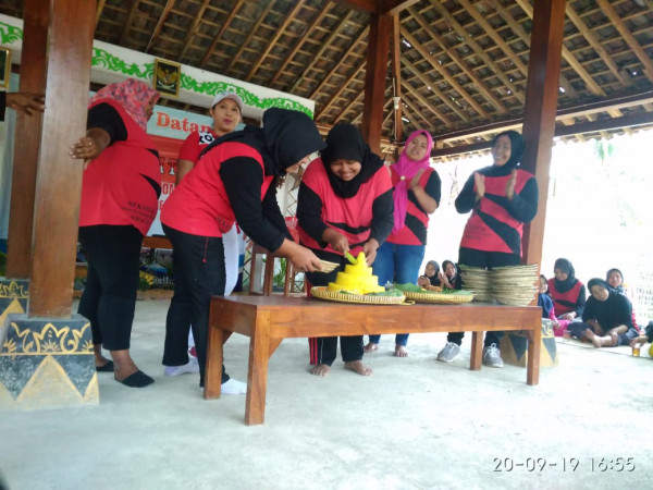 Ketua SEKSII-K memotong tumpeng tanda hari jadi kelompok senam