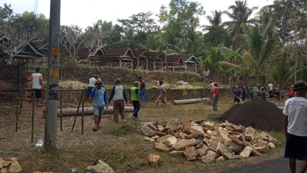 Warga Pedukuhan Paingan mengadakan Gotong Royong