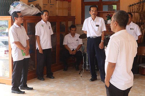 Pegawai Dinas Kebudayaan memeriksa alat bantuan di gedung Budaya Desa Sendangsari