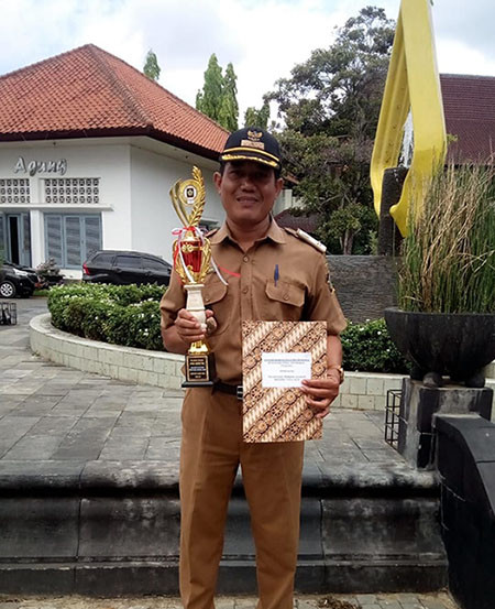 Kepala Desa Menerima Penghargaan Juara 1 Lomba Asman TOGA  Kabupaten Kulon Progo