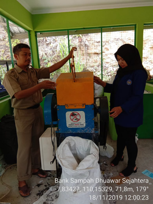 Mahasiswi UNY Lakukan Penelitian di Bank Sampah Dhuawar Sejahtera Desa Sendangsari