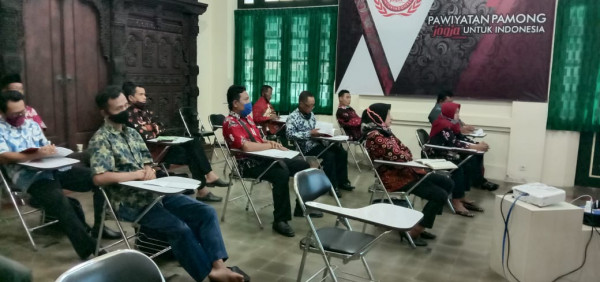 Pamong Kalurahan Sendangsari Mengikuti Pawiyatan di Kraton Yogyakarta