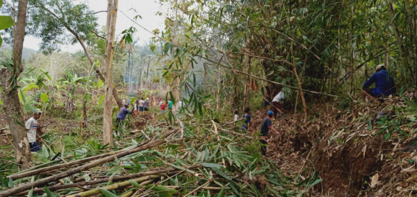  Warga Padukuhan Blubuk Buat Jalan Baru