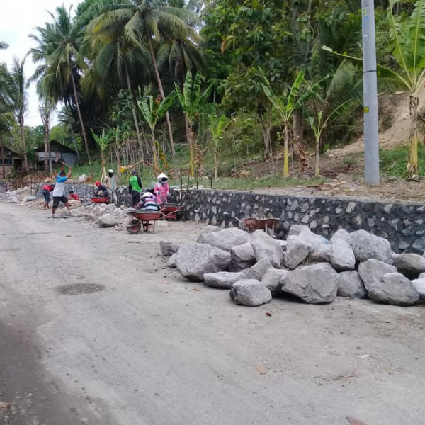 Para Pekerja melaksanakan pembangunan Bangket