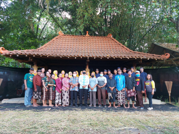 Foto bersama Pemerintah Kalurahan Sendangsari