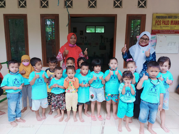 Foto bersama setelah pembagian raport