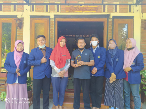 Foto bersama Mahasiswa KKN UNY 2020 bersama Dukuh Kroco dan Ketua PKK Padukuhan