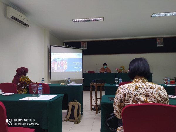 Peserta FGD mengikuti pemaparan dari praktisi UGM