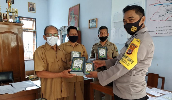 Aipda Karmanto memberikan bantuan buku Iqro ke Taman Pendidikan Al-Quran di wilayah Sendangsari