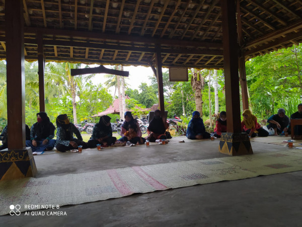 Ibu-ibu PKK mendengarkan materi yang disampaikan BPK Sendangsari Keterwailan Perempuan 