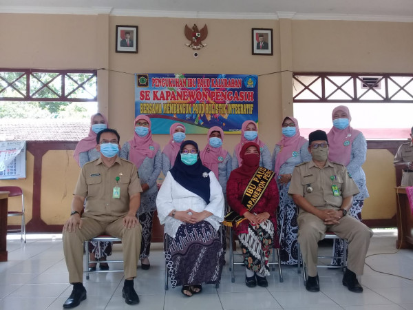 Foto bersama Bunda PAUD Kabupaten, Bunda PAUD Kapanewon, Panewu Pengasih, dan Bunda PAUD Kalurahan