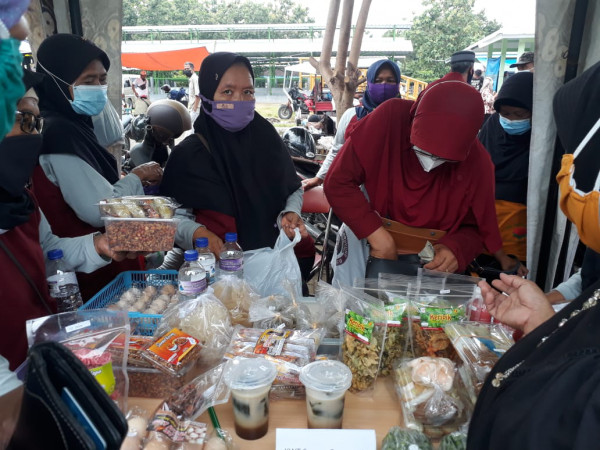 PRODUK UNGGULAN KWT SENDANGSARI DIPAMERKAN DI PASAR TANI PASAR HEWAN