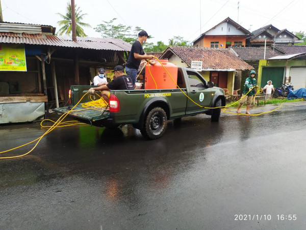 Relawan Clereng melaksanakan penyemprotan disinfektan