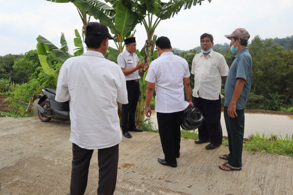 Peninjauan lapangan oleh Lurah Sendangsari terkait erosi sawah pertanian