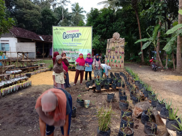 Anggota KWT kerja bakti menata kembali lahan 