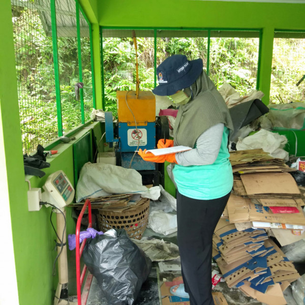 Penimbangan sampah pilah dari warga