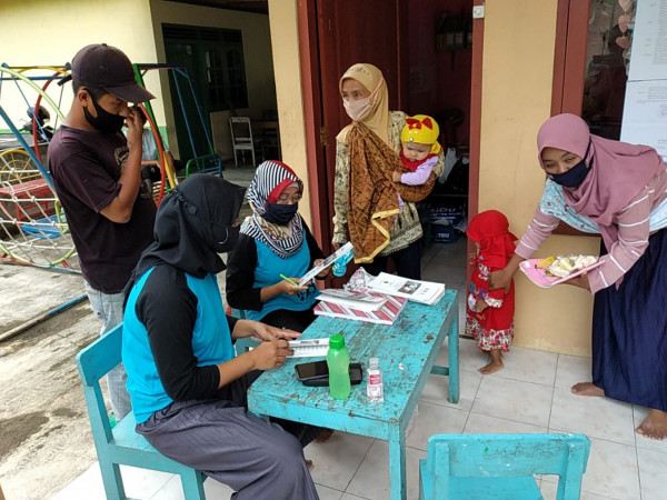 Pengisian Kartu Kembang Anak di Bantu Kader BKB