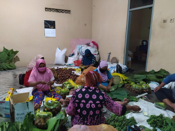 Anggota KWT Packing sayur mayur dan buah untuk suplay BPNT