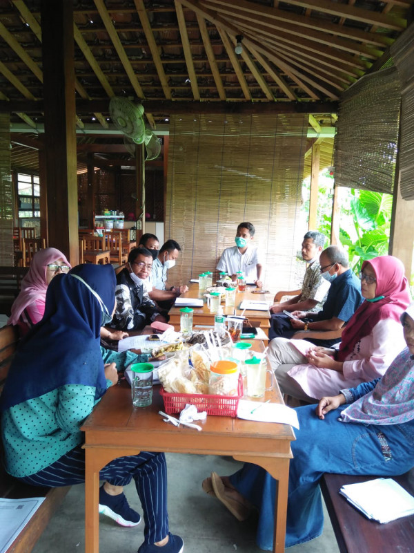 Rapat dihadiri oleh Lurah, Carik, Kasi Kaur, Direktur BUMDes, Manager unit Perdagangan