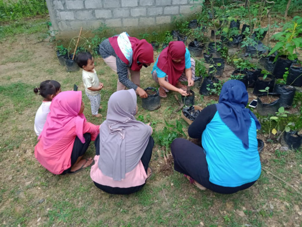 Kebersamaan Ibu-Ibu PKK Memanfaatkan Lahan Kosong