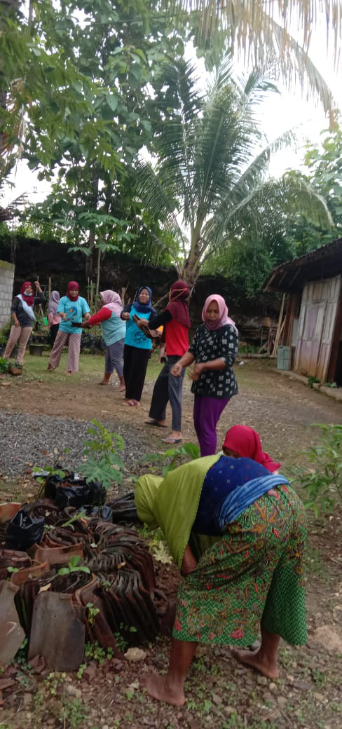 Proses penataan area Joglo Bantala Abyudaya dengan gotong royong