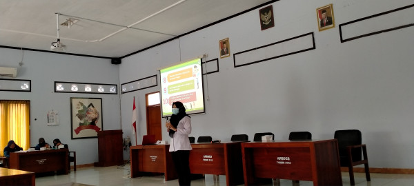 Materi Pentingnya Gizi Seimbang dari Puskesmas Pengasih I untuk para Kader Kesehatan