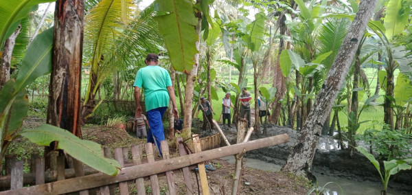 Kerja bakti persiapan pengisian kolam kembali