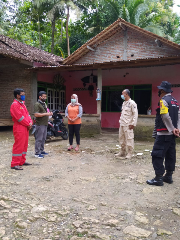 Ketua Tanggap Bencana Padukuhan Kroco menyampaikan bantuan ke warga yang selesai melaksanakan isolasi mandiri