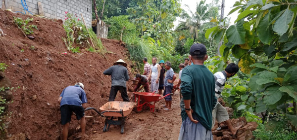 Warga bekerja bakti membersihkan longsoran