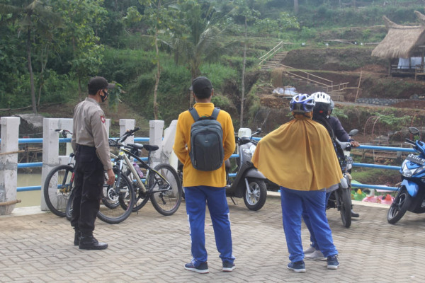 Giat Rutin Jajaran Polsek Pengasih Guna Pencegahan COVID - 19 Di Embung Blubuk