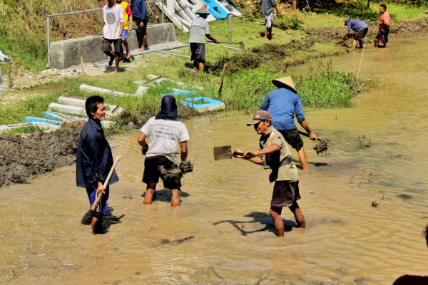 Warga Kerja Bakti untuk persiapan Restoking Ikan