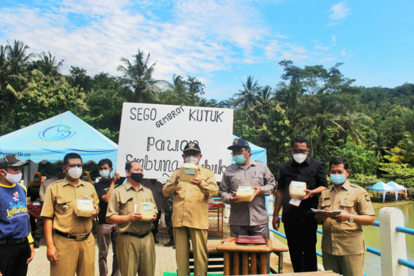 Bupati Kulon Progo mengenalkan makanan lokal Sego Gembrot Kutuk