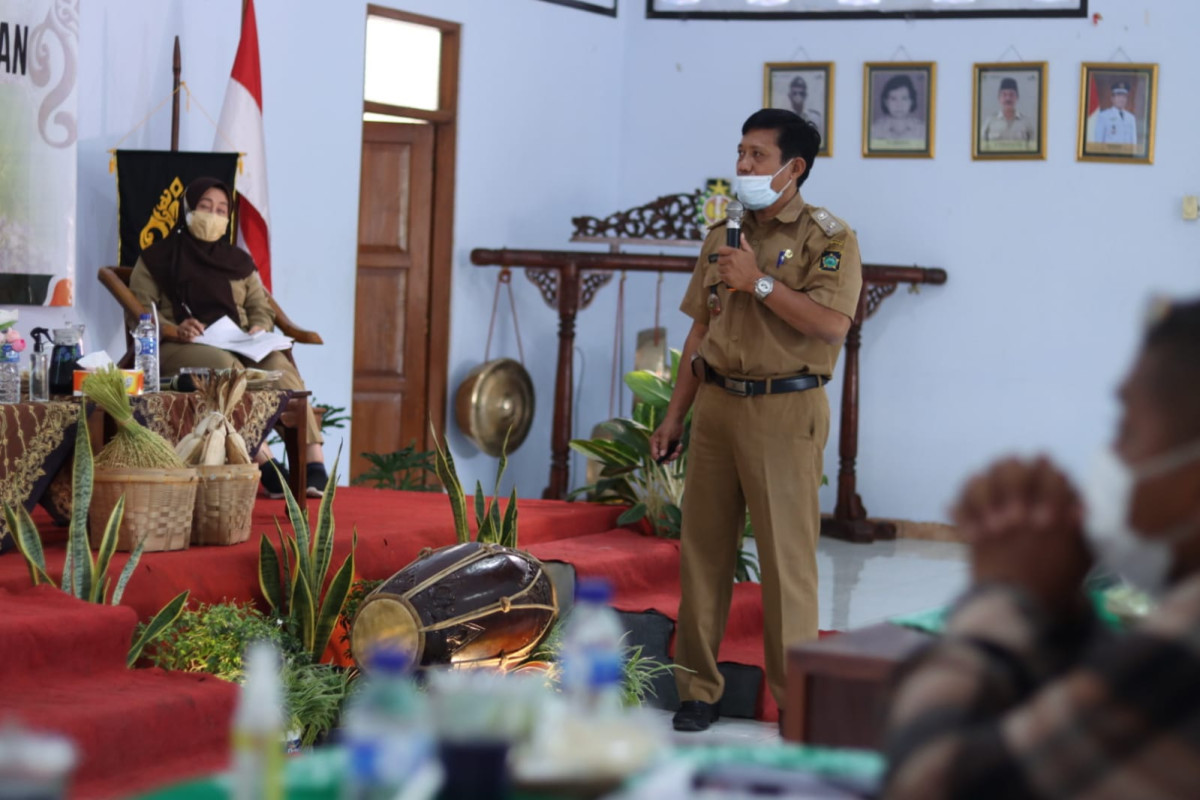 Lurah Sendangsari menyampaikan pemaparan kesiapan program di Sendangsari