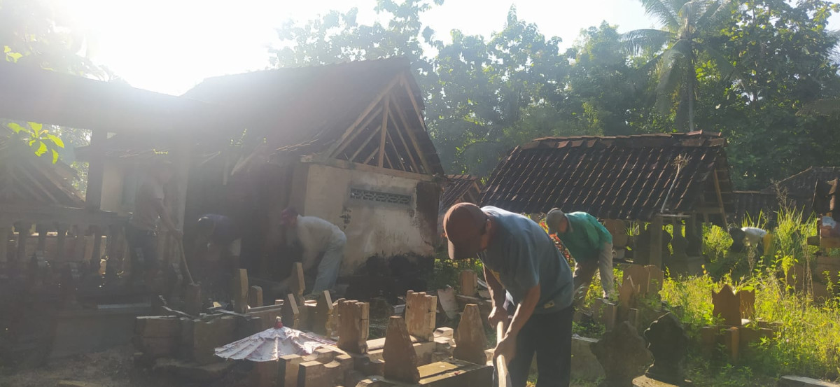 Warga antusias kerja bakti membersihkan makam