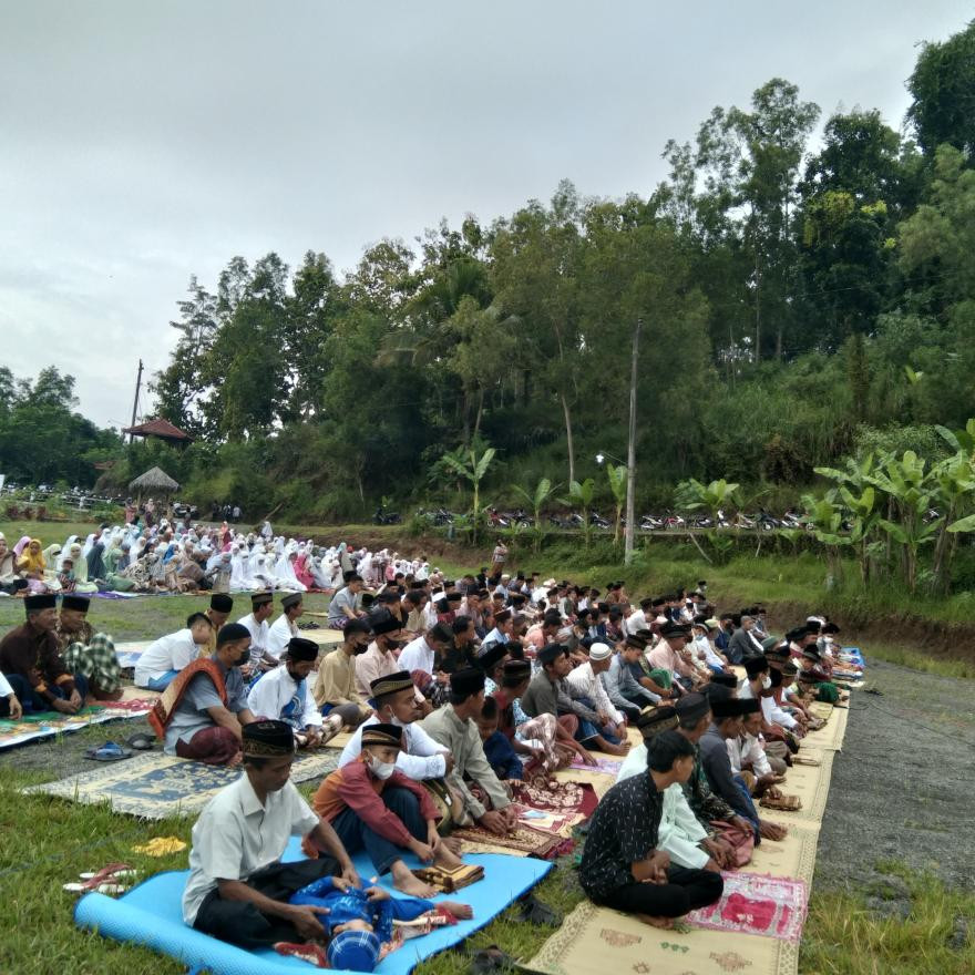 Suasana Sholat Idul fitri di Lapangan Embung Bogor Girinyono