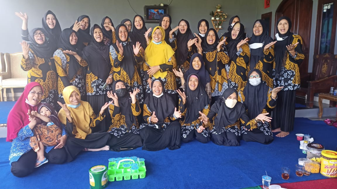 Foto bersama Pengurus dan Anggota KWT Ngrembuyung