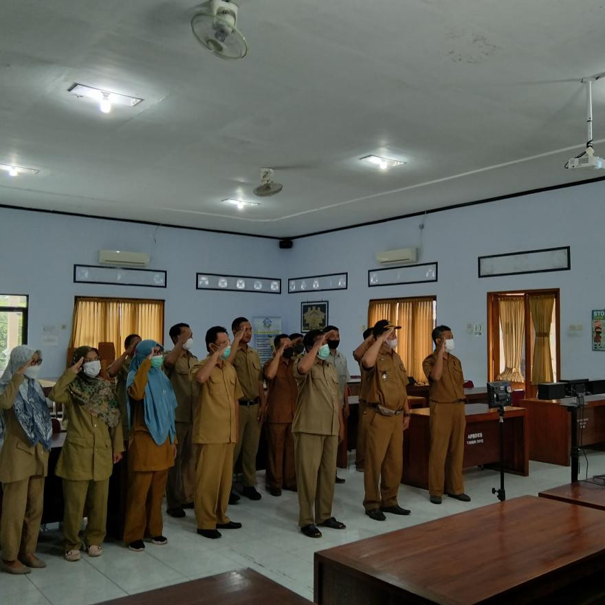 Pelaksanaan upacra secara daring di Aula Kalurhan Sendangsari