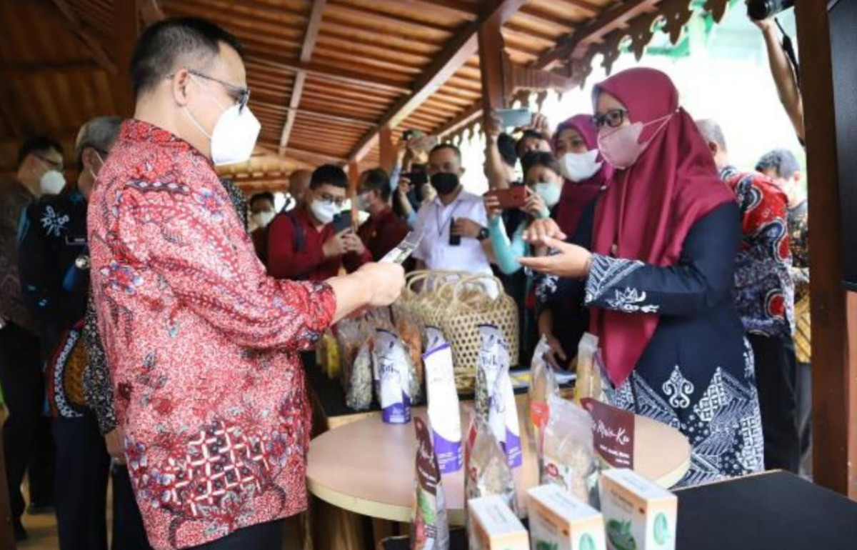 Menteri PAN dan RB Rl meninjau Bazar Produk Unggulan Sendangsari, Teh Telang