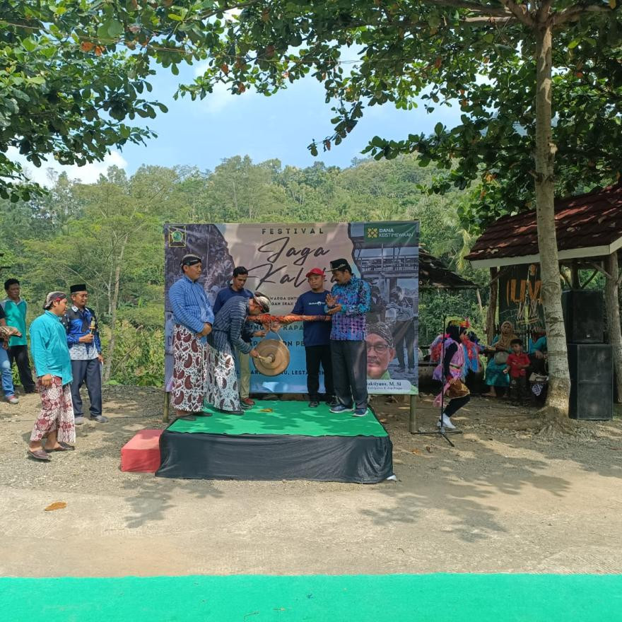 Kepala Dinas Kelautan dan Perikanan Kabupaten Kulon Progo, Ir Trenggono Trimulyo memukul Gong pertanda Festifal Jaga Kaliku di Buka