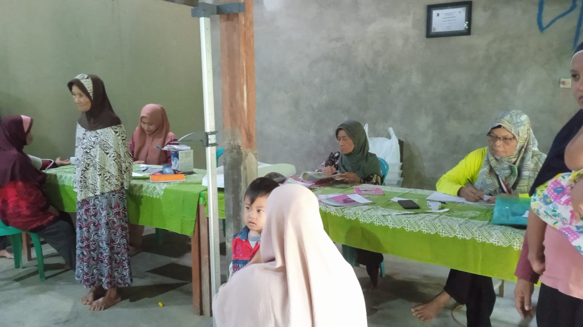 Kader bertugas melakukan pengukuran pada peserta kegiatan Posyandu