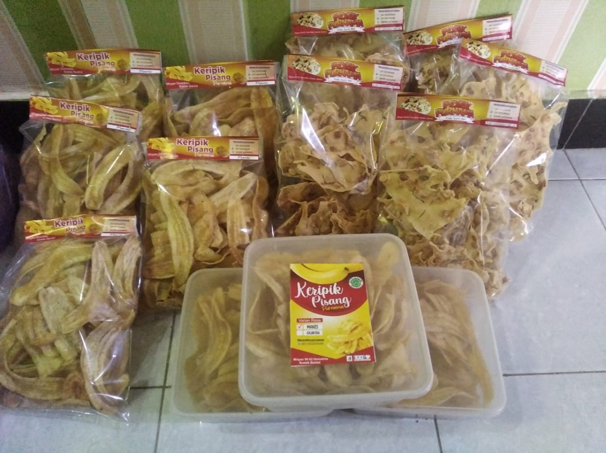 Hasil produk peyek dan keripik pisang purnama