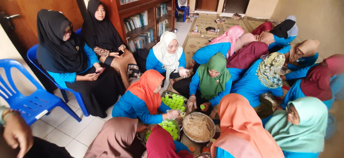 Kegiatan pelatihan pengolahan makanan bahan dasar ikan.