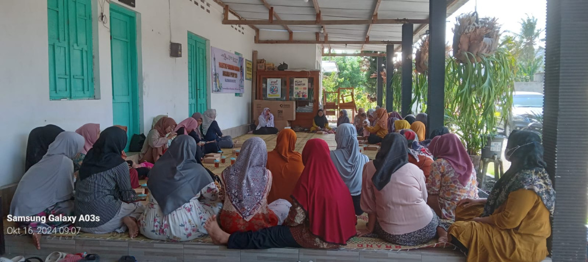 Pemaparan Materi oleh Drg. Suyatmi (Kepala Puskesmas Kretek) tentan Pola Pengasuhan bagi balita dan anak usia sekolah.