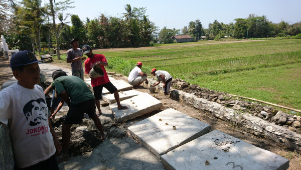Semangat Pembangunan Kampung KB Gumulan, Pemasangan Tutup Selokan Pintu Masuk Jalur Selatan Rumah Data Kampung KB Gumulan